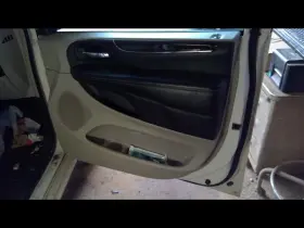 204.CH1413 CHRYSLER Town Coun Front Door Panel