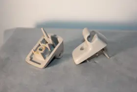 1100064 FORD Set Light Sun Visor Clip Hook Mustang