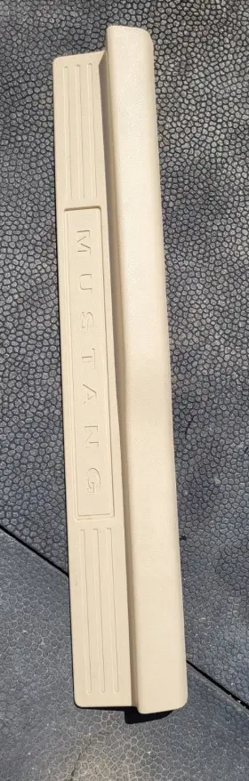 4R336313200 FORD Right Door Scuff Sill Plate Camel Mustang