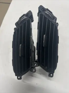 84740-2V100-RDR HYUNDAI Center Dash Radio Ac Vents Veloster
