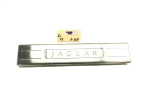 AW93-13200 JAGUAR Xjl Right Front Door Step Scuff Panel Cover